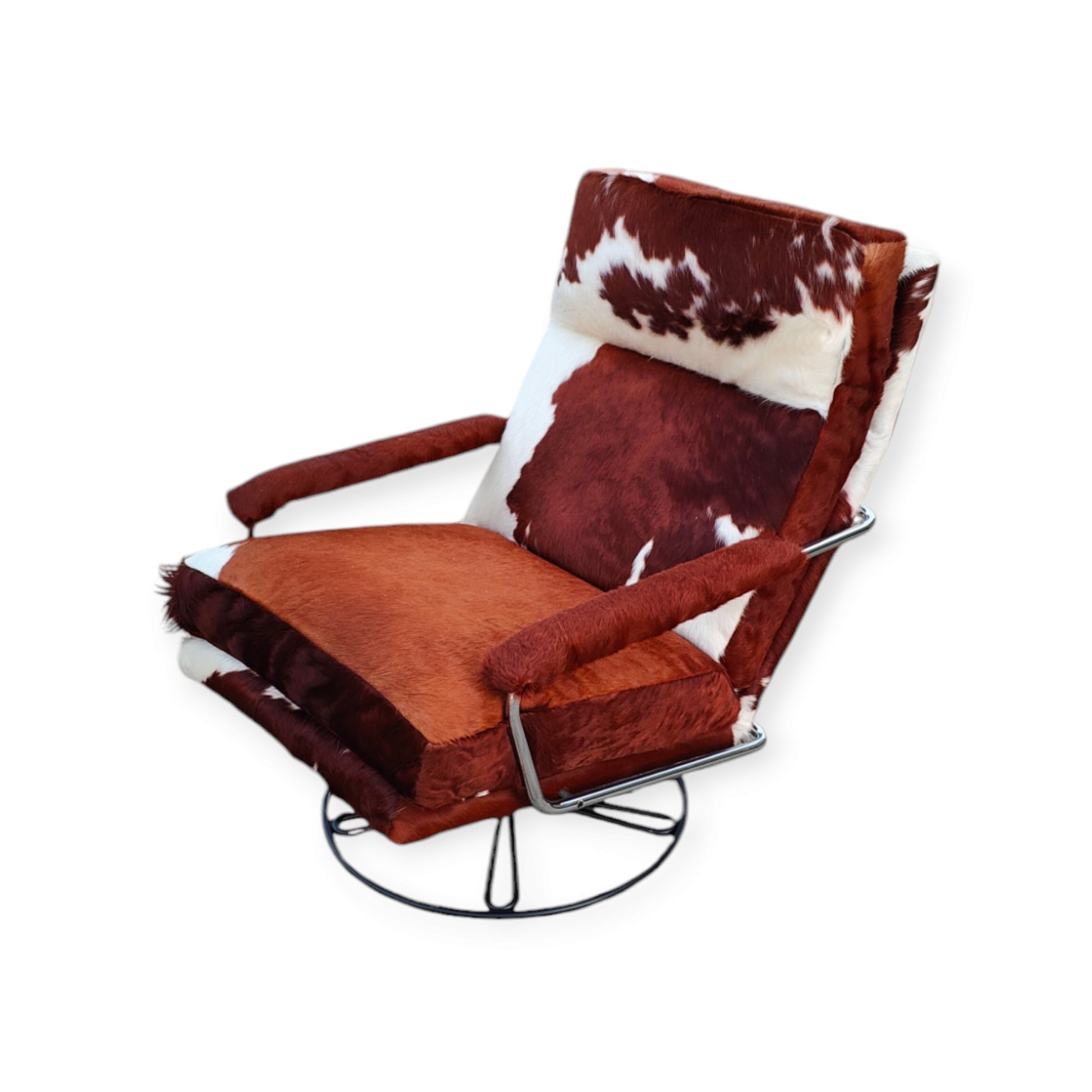 Herstoffering van je  oude draaifauteuil in echt koeienhuid