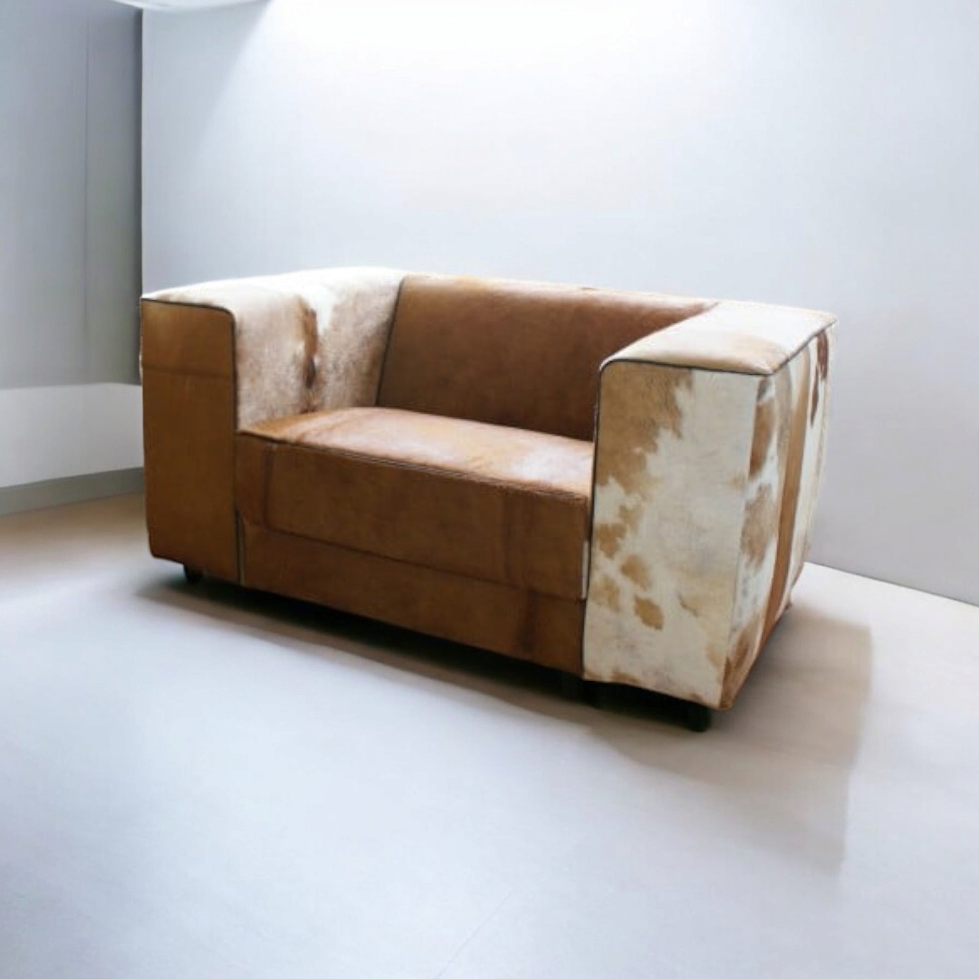 Kubus loveseat in bruin met wit koeienhuid