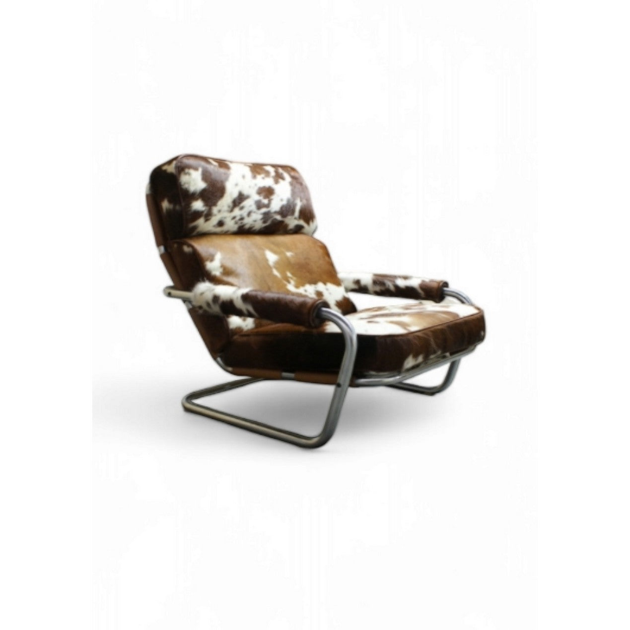 Oberman fauteuil herstofferen in echt koeienhuid