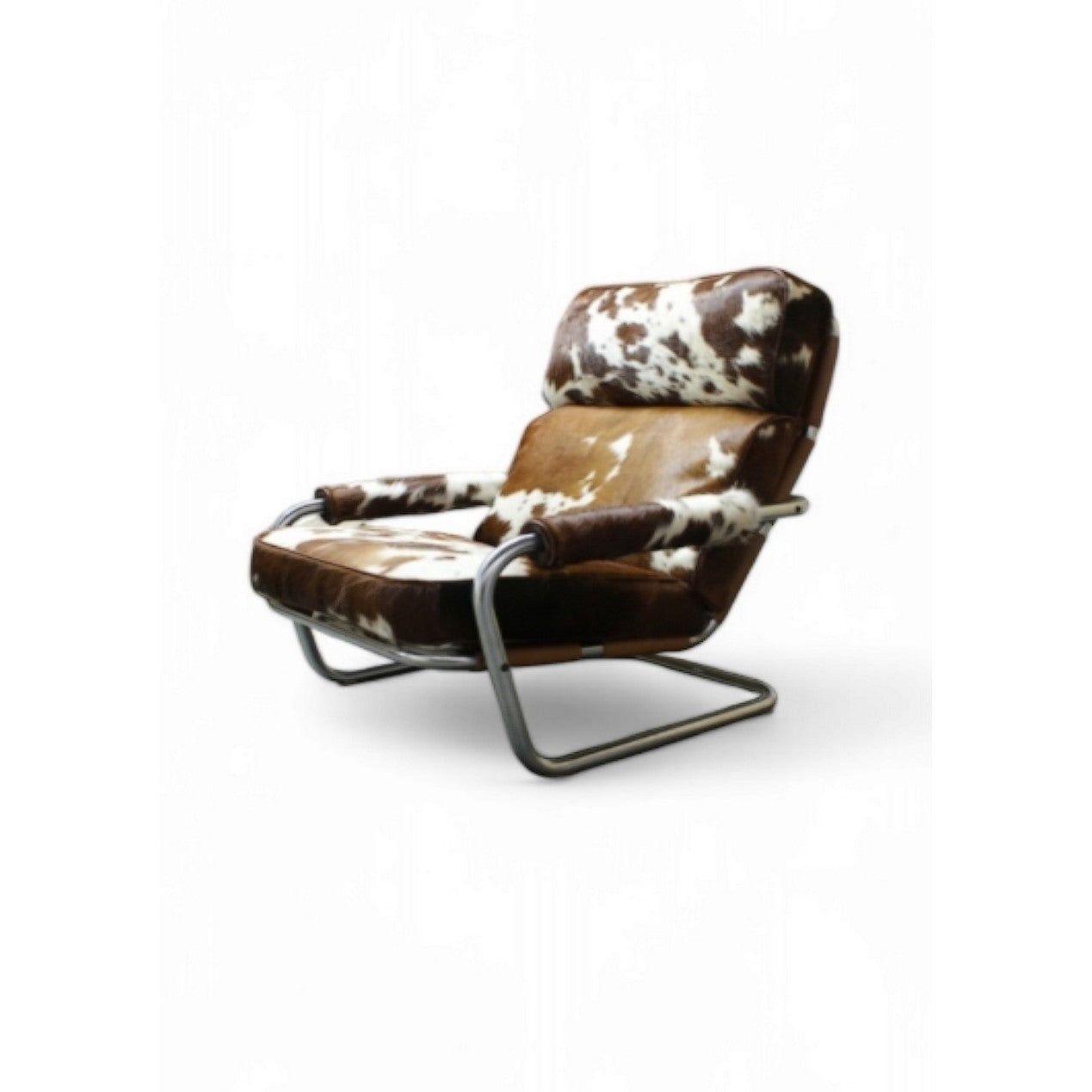 Oberman fauteuil herstofferen in echt koeienhuid